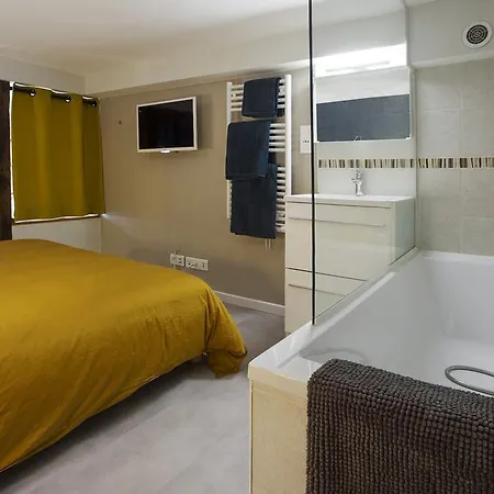 / Saint Germain Des Pres Apartment Paris